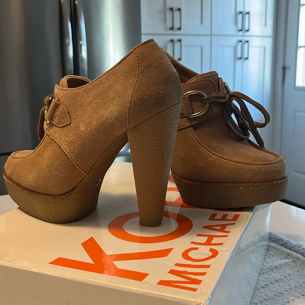 Michael Kors Tan Suede Platform Shoe Size 7   5 inch Heel/1 inch Platform